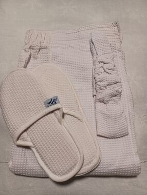 Getawey Spa White 3- Piece Set: Wrap, Slippers & Headband